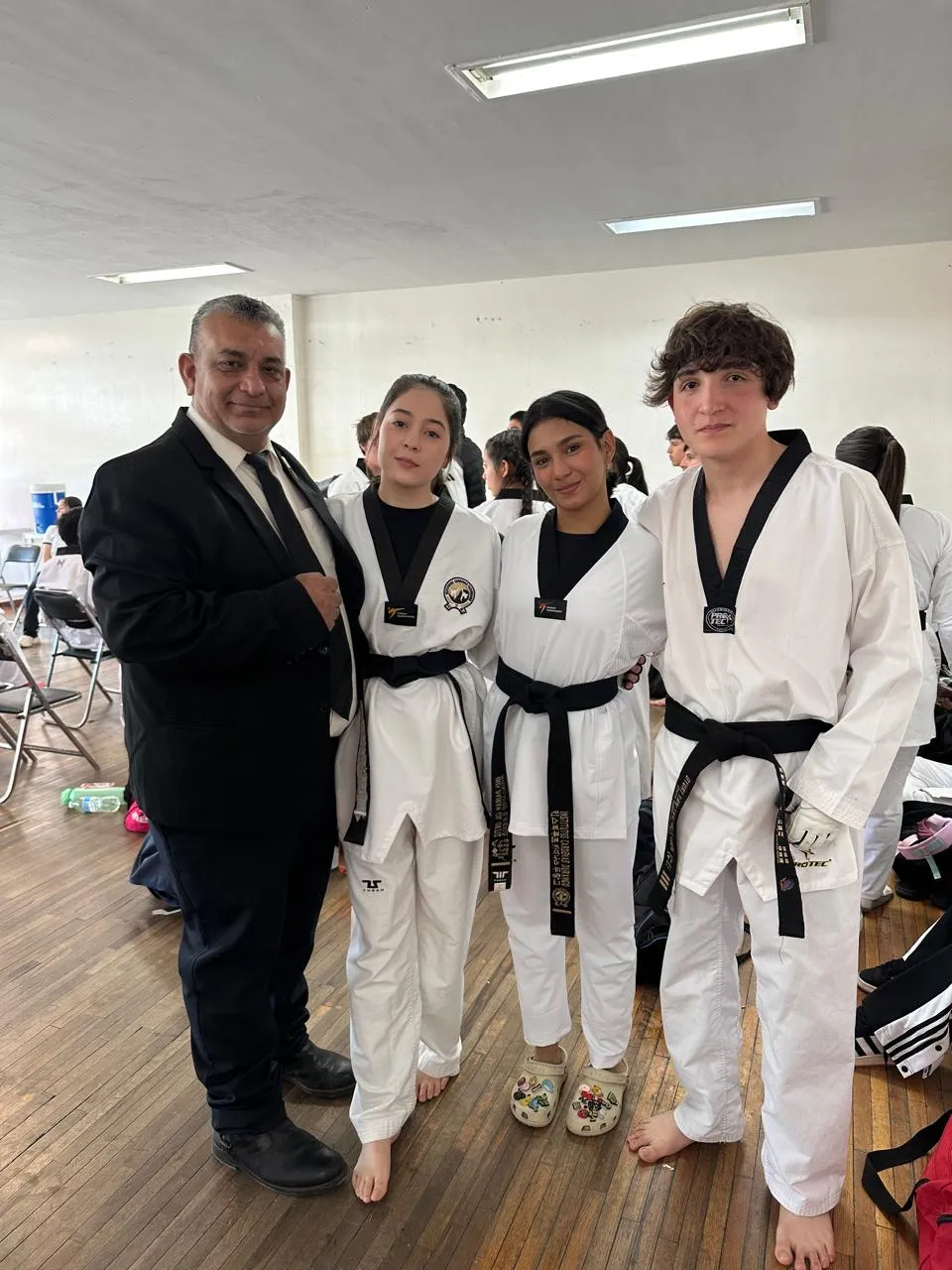 Alumnos practicando Taekwondo en Institutos Cárdenas