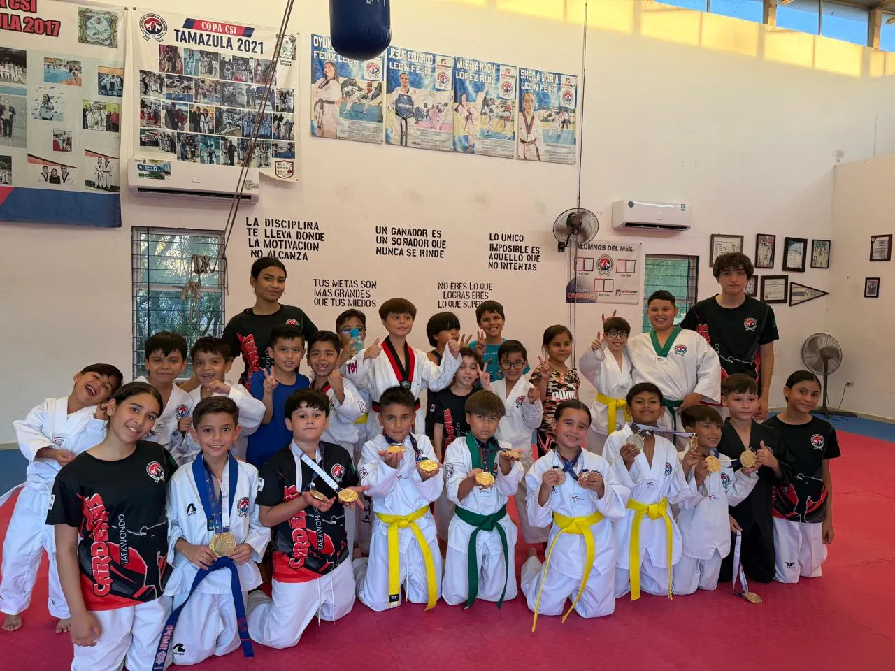 Entrenamiento en el dojang de Institutos Cárdenas TKD CSI