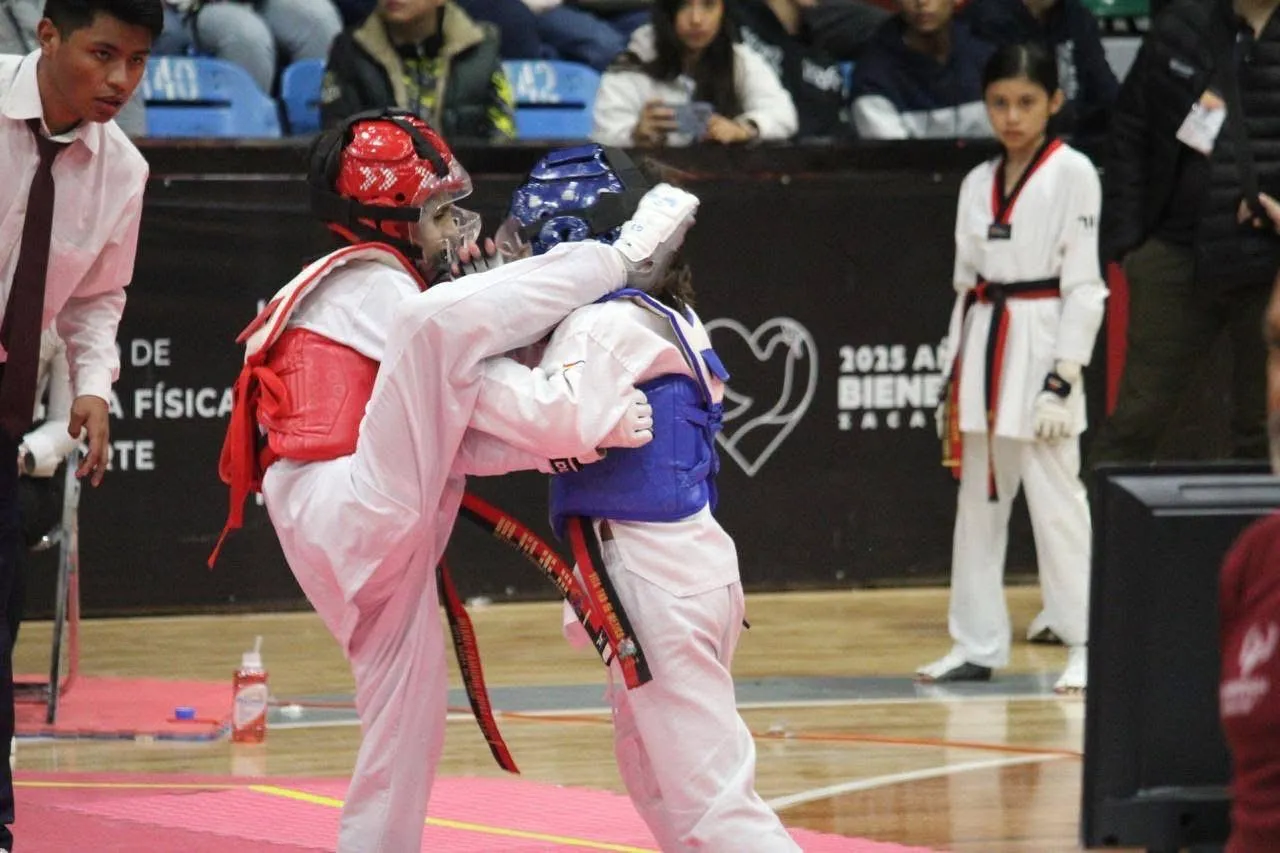 Clase de Taekwondo para alumnos en formación
